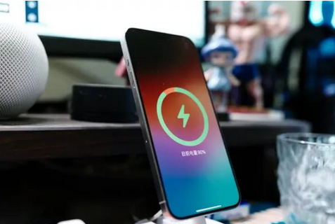 贵阳苹果15换屏服务分享用什么充电器给iPhone15充电更好 